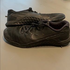 All black Nike Metcon 4